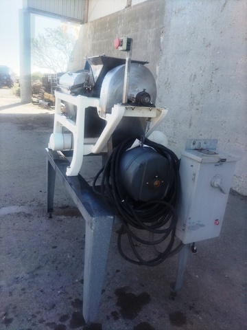 FMC #50, Paddle Pulper / Finisher, Stainless Steel, 5-10 tons/hr., 17" x 16" feed hopper, .045" screen, 25