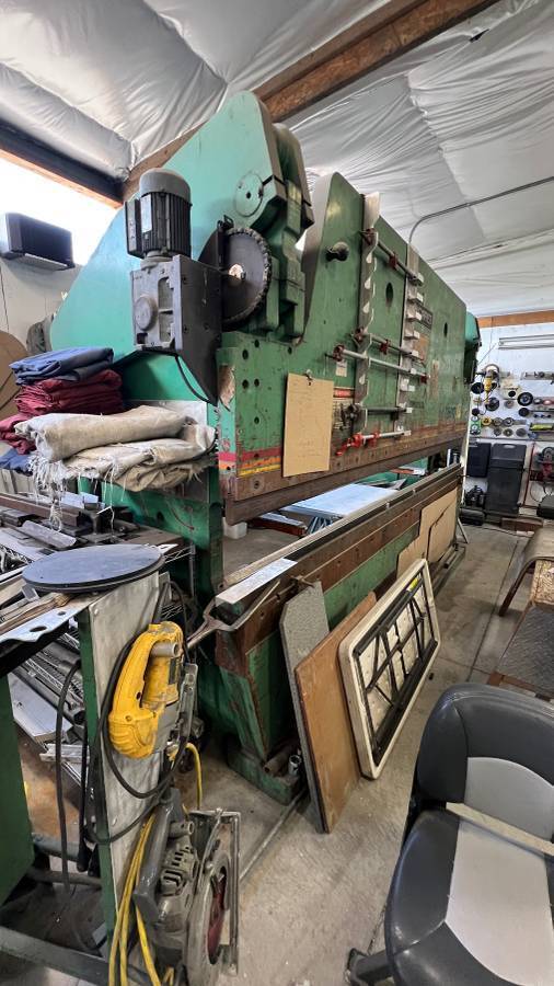250 Ton, Accurpress #725012, hydraulic press brake, 12' overall, 124" between housing, 8" stroke, 10" throat
