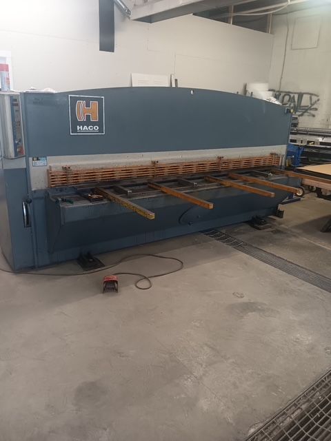 5/16" x 10' Haco #TS-3008, hydraulic power squaring shear, manual back gauge w/scale, foot pedal control