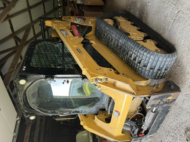 Caterpillar #259D, skid loader with attachments, fewer than 3000 hours, 2019