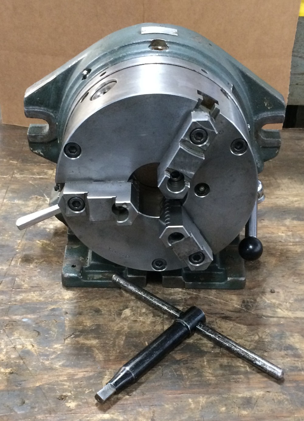 8" Yuasa #550-007, super spacer rotary indexer, 3-jaw chuck, 2.48" hole diameter, 5.87" center height, 25