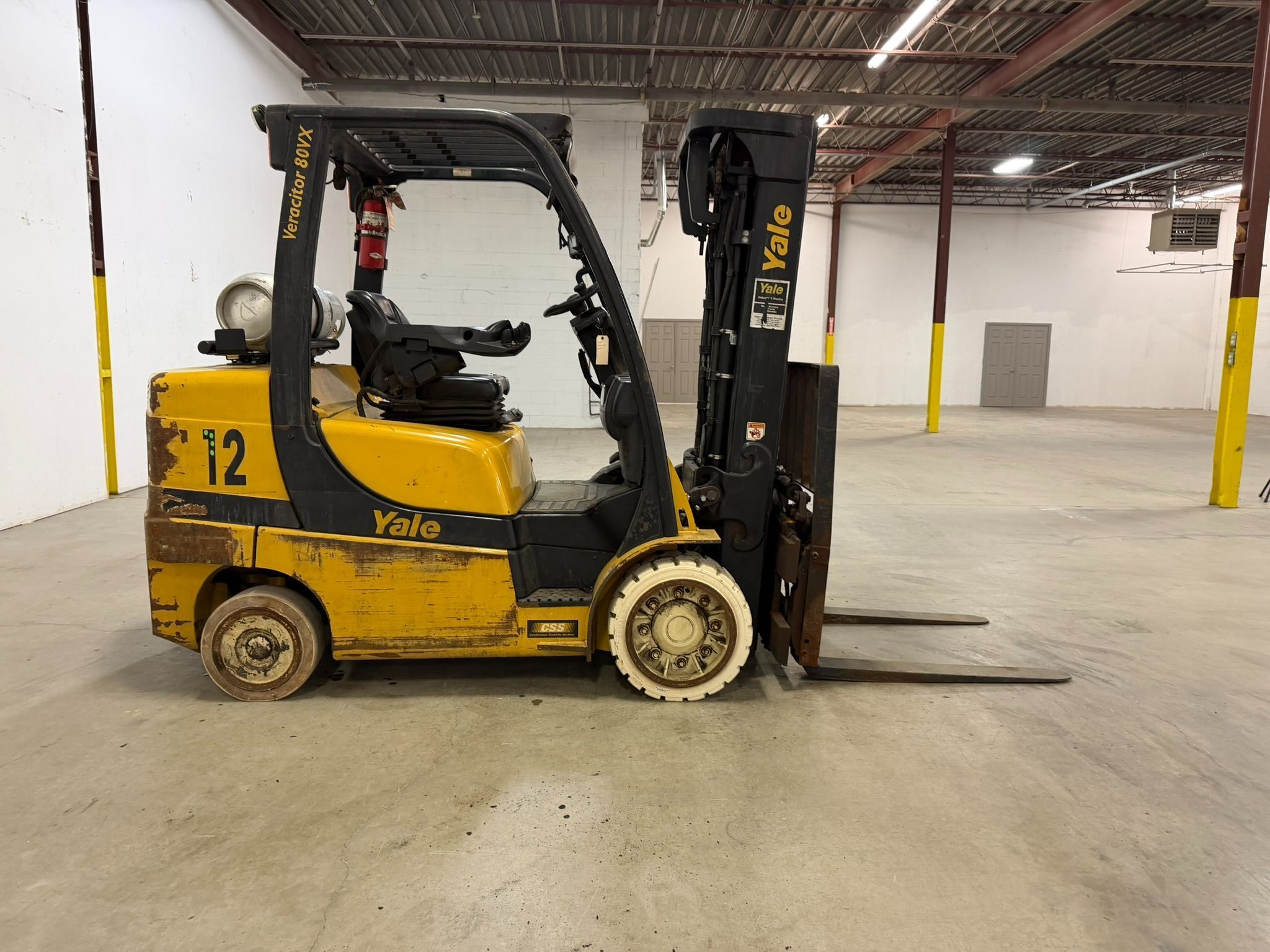 8000 lb. Yale #GLC080VXNGSE088, LPG forklift, 3-stage, 186" lift height, side shift, fork positioner, 2019