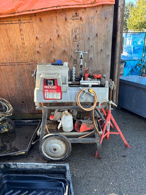 1/8" - 2" Ridgid #535, Pipe Threader, 1/4" - 2" bolt capacity, 1/2 HP, 15 amps, 115 Volts, 1PH, 2008
