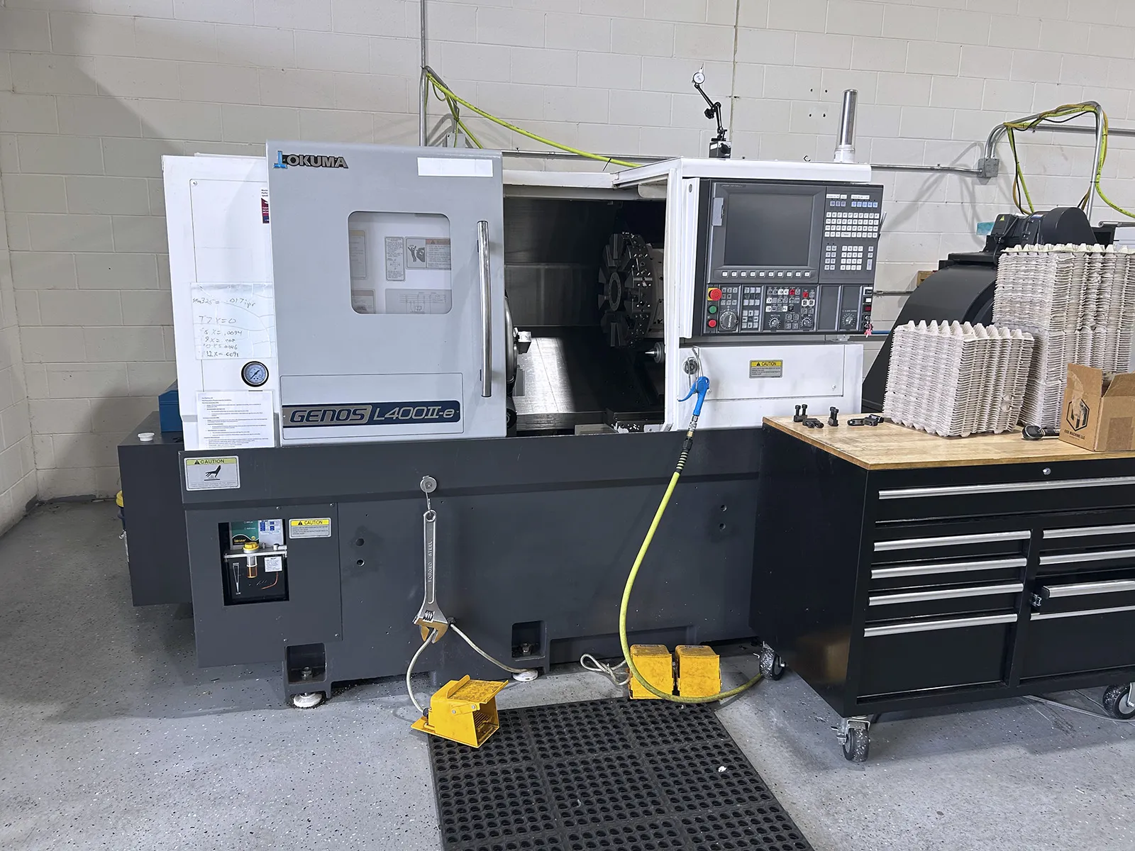 Okuma #Genos-L400II-e, CNC lathe, 20.4" swing, 10" chuck, 2.7" bar, 16.7" centers, 12.2" diameter, 19.69"