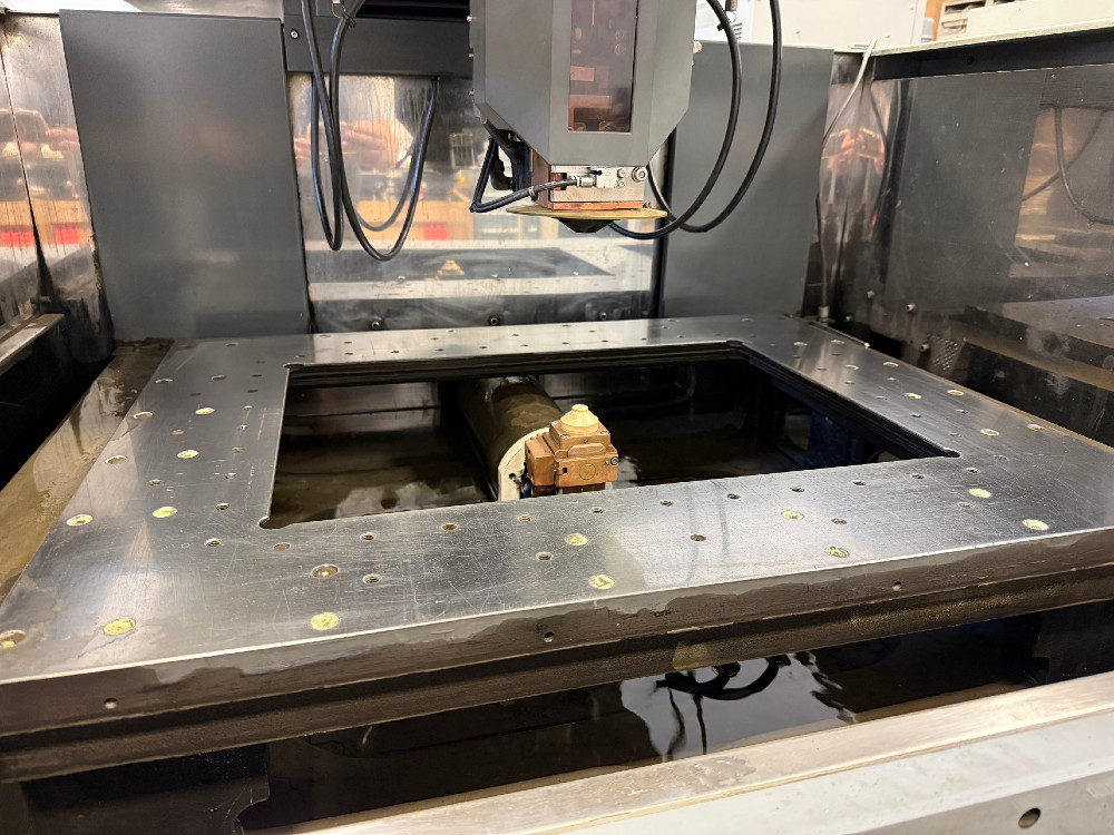 Mitsubishi #FA-20S, 13.8" x19.7" x11.8" travels, submerged, AT, cnc control, glass scales X & Y, 2004, #0911
