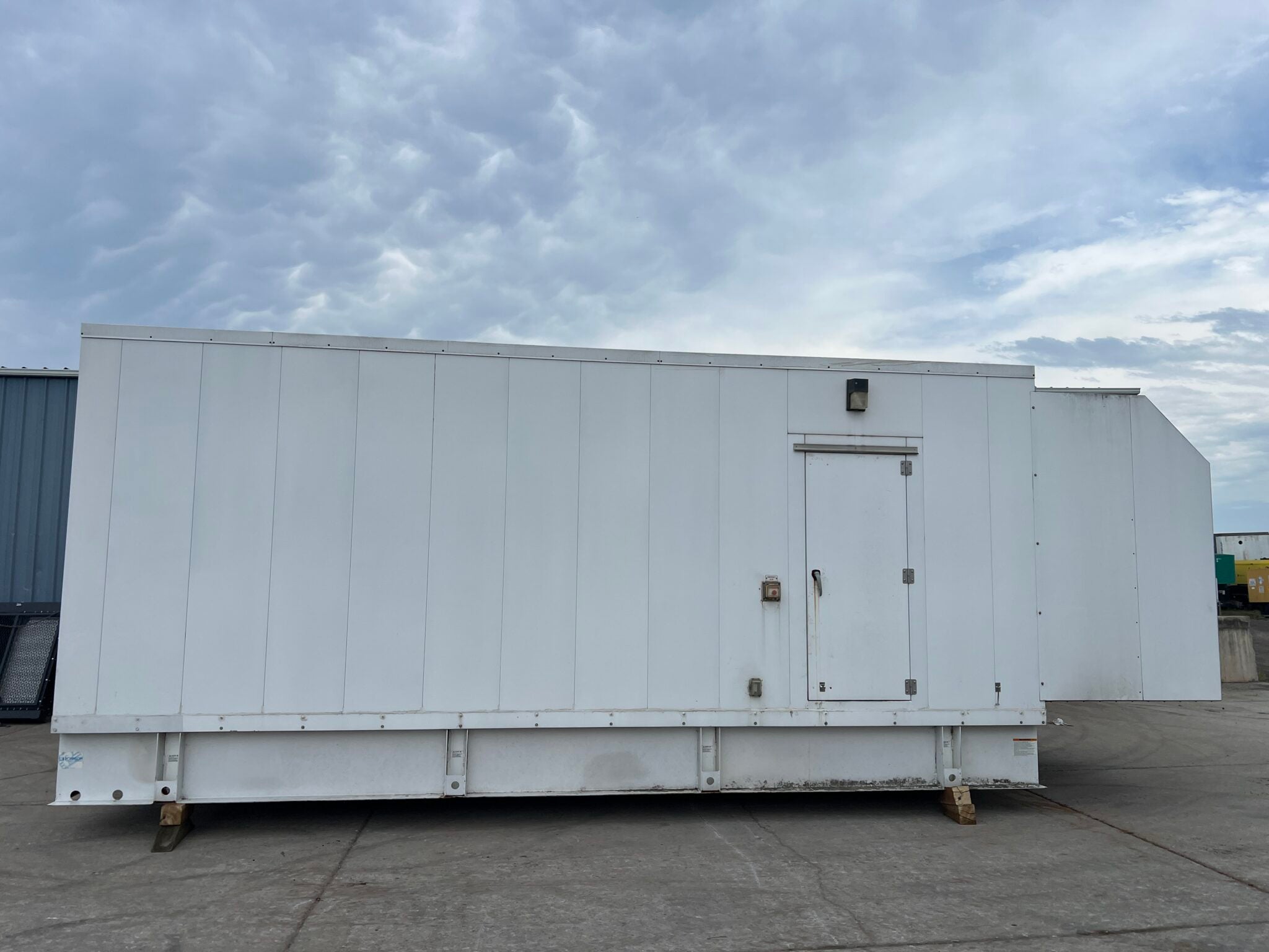 1000 KW Caterpillar #SR4B, diesel generator set, 3 phase, 3508B engine, sound attenuated enclosure, base fuel