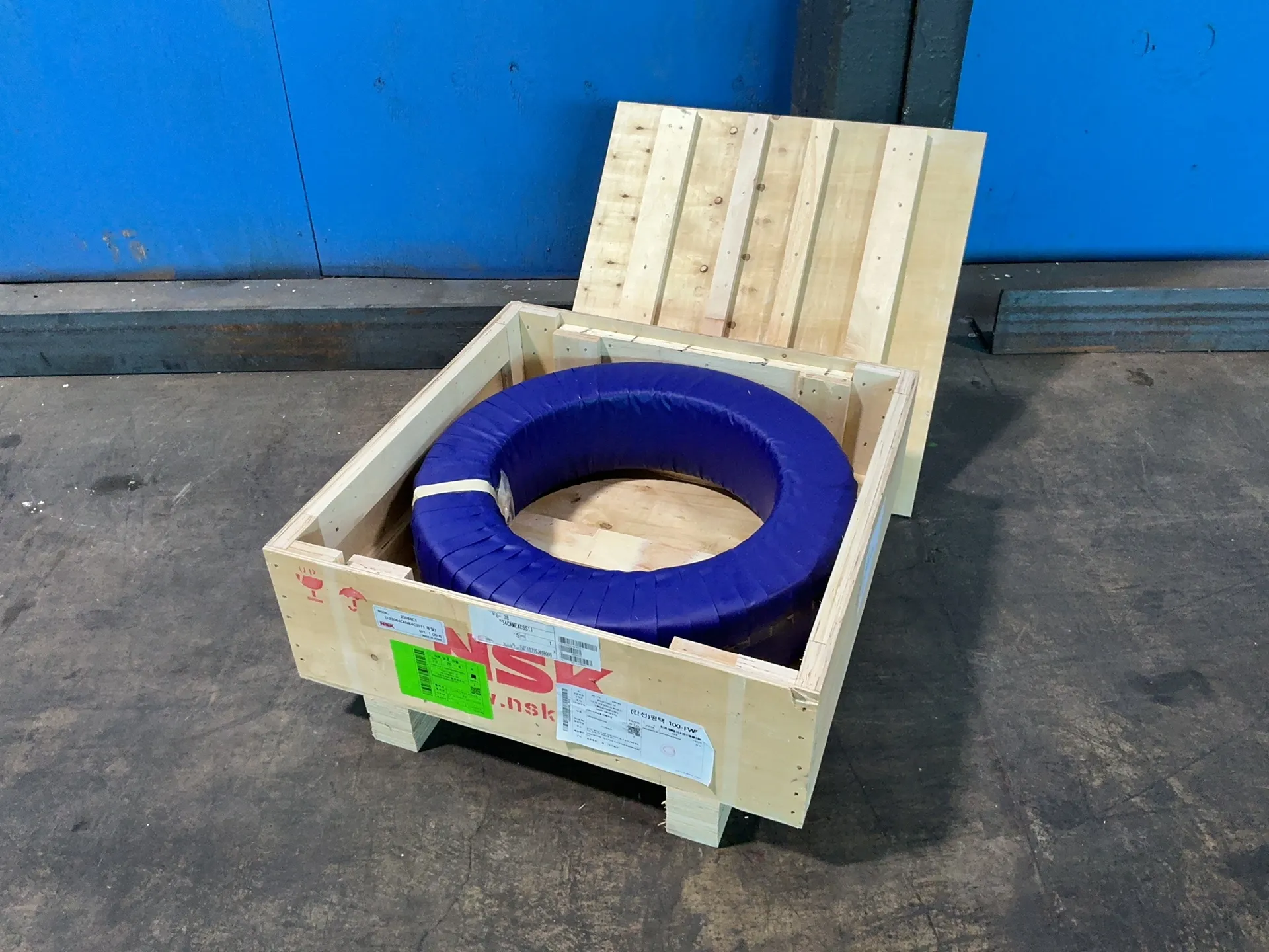 NSK #23084C3 / 23084CAME4C3S11, Roller Bearing, 24" Dia. x 6" Width, 16" Center Dia.