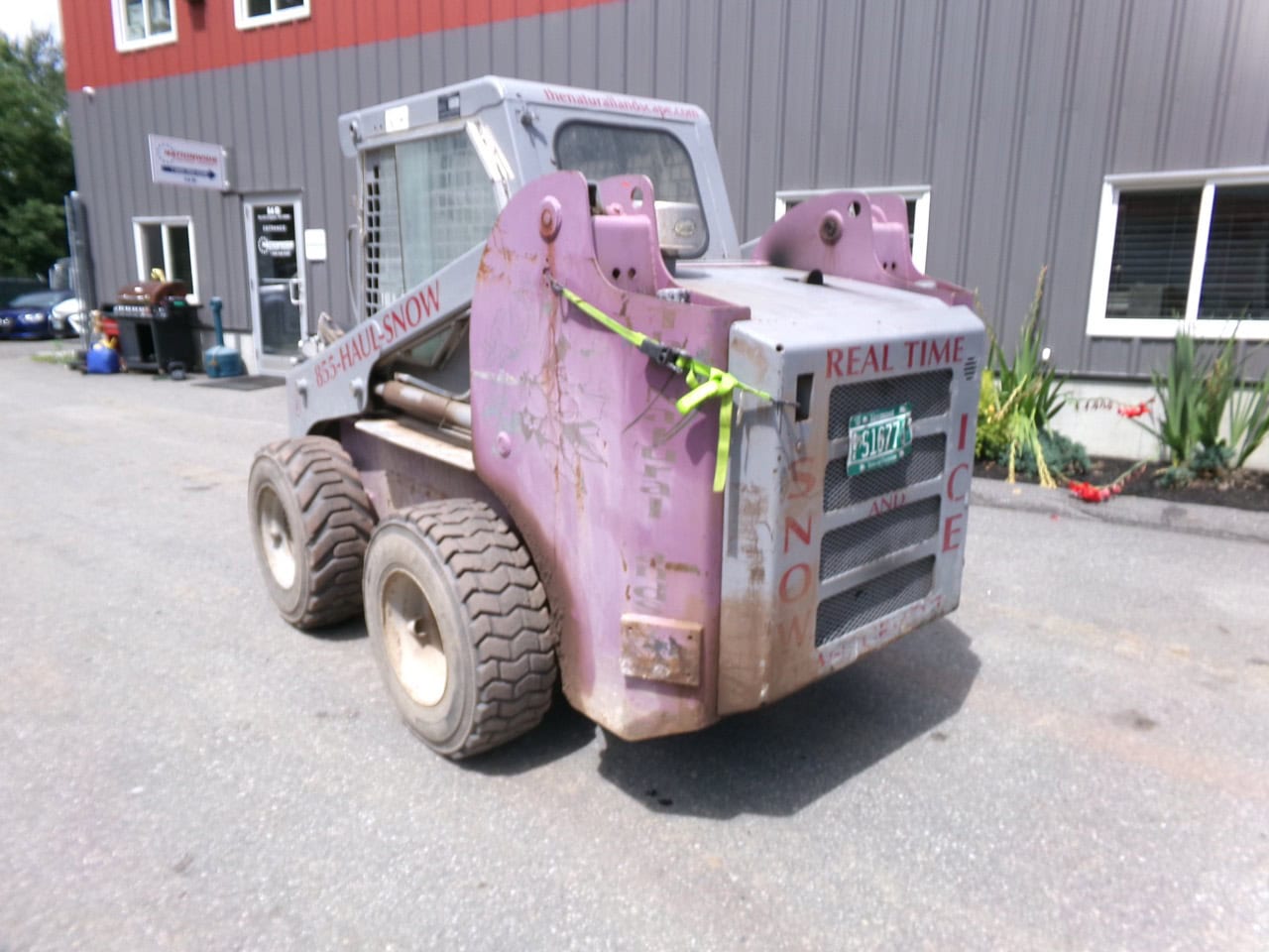 Thomas #T250, skid steer loader, 87.4 HP Kubota turbo diesel, 2500 lb. operating capacity, hydrostatic drive