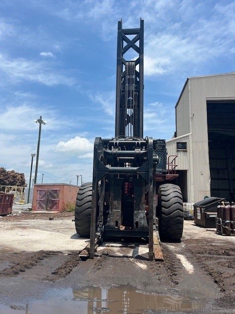 100,000 lb. Taylor #XLS1000, diesel log stacker, 24' rigid mast, log clamp w/ kickers, 48" load center