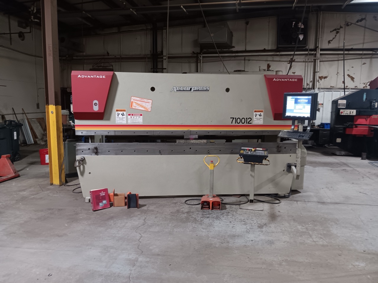 100 Ton, Accurpress #710012, CNC press brake, 12' overall, ETS 3000 control, X and R backgauge, manual Z