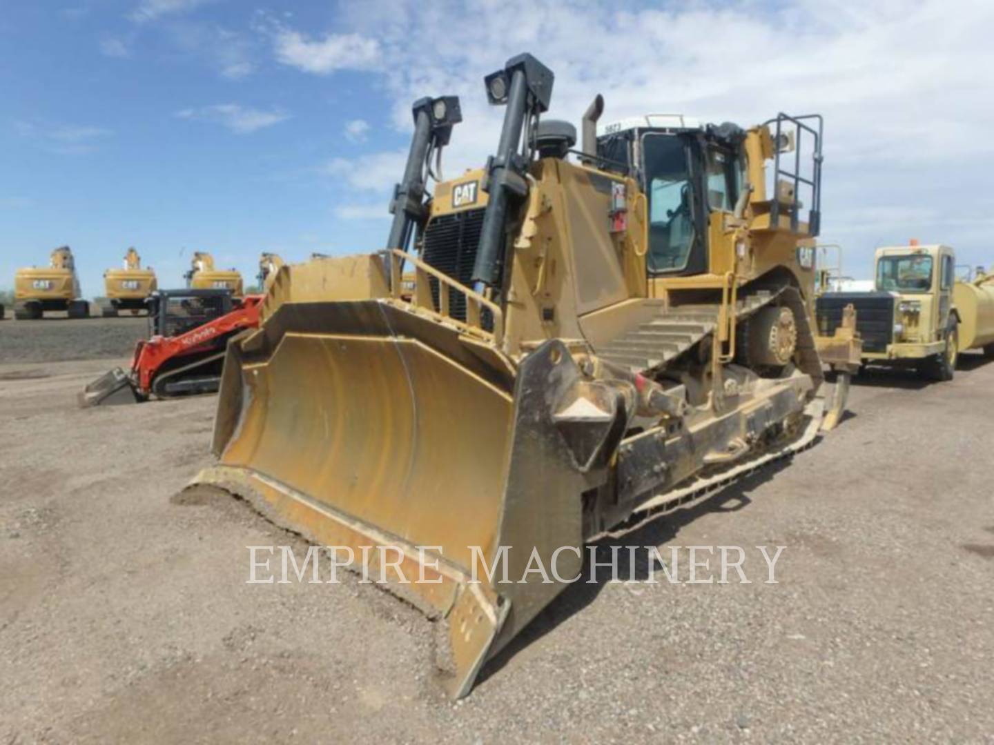Caterpillar D8T, 5671 hours, S/N: FMC01241, 2018