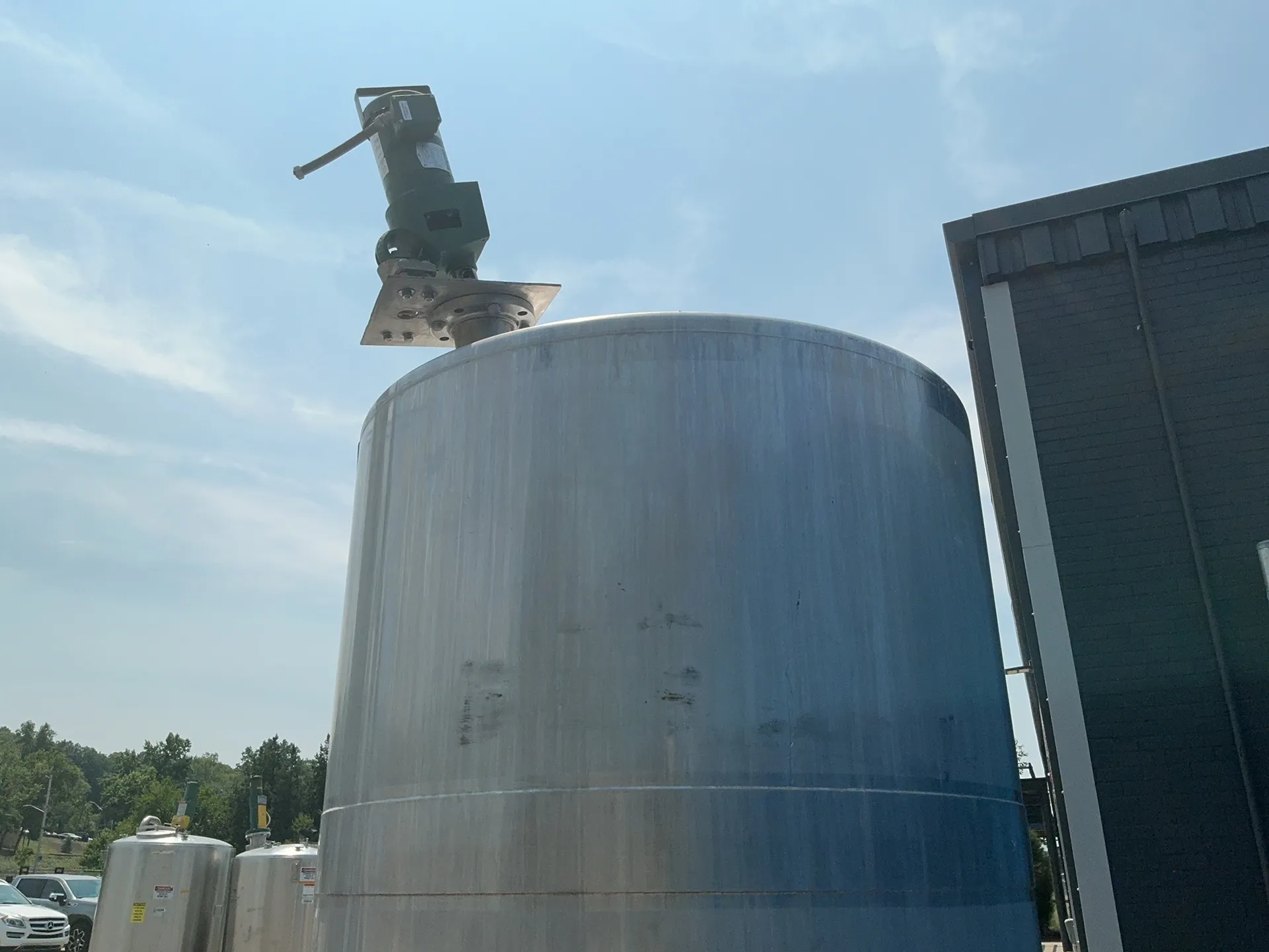 1487 gallon Stainless Steel Mixing Tank, 0.65 HP, 1740 RPM