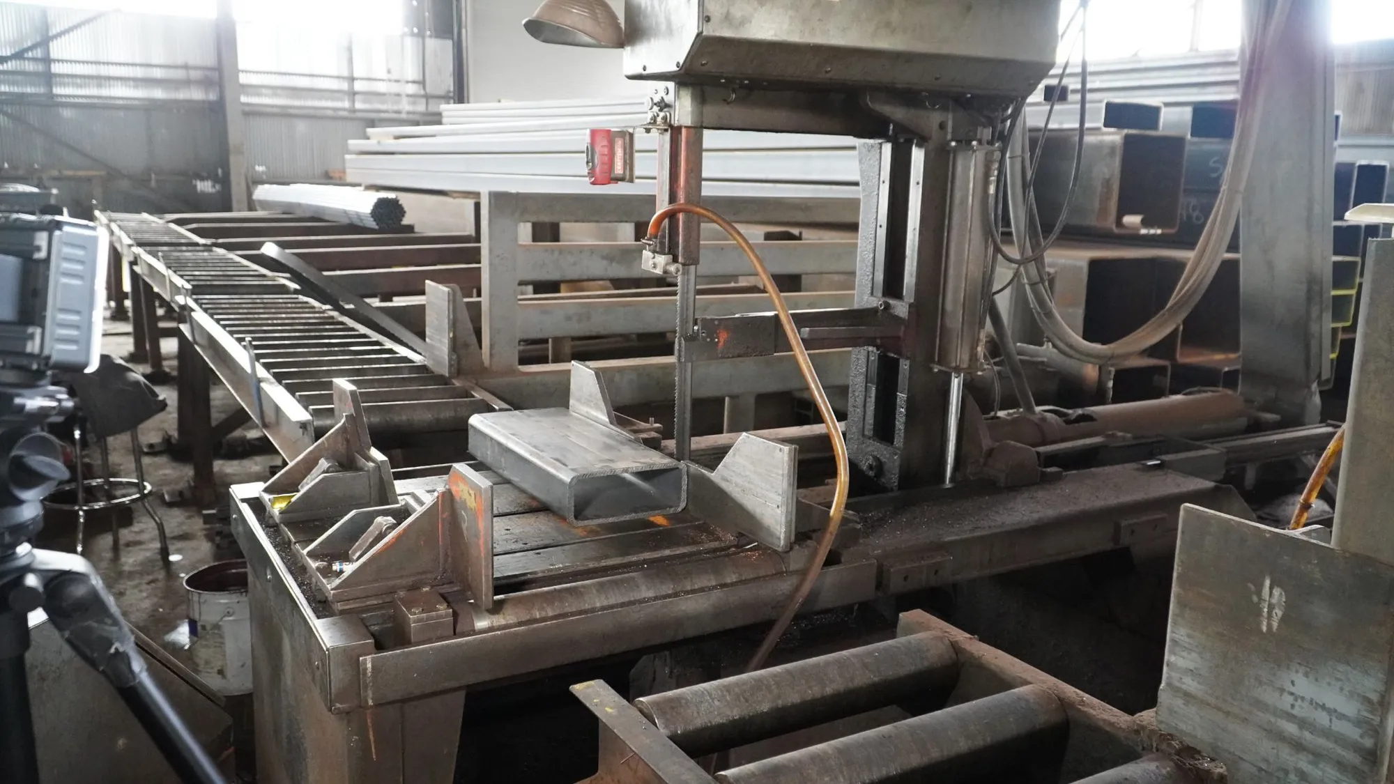 20" x 24" HEM #V130HM, semi-automatic vertical tilt frame band saw, 19' x 1.5" blade, 10 HP, 1999