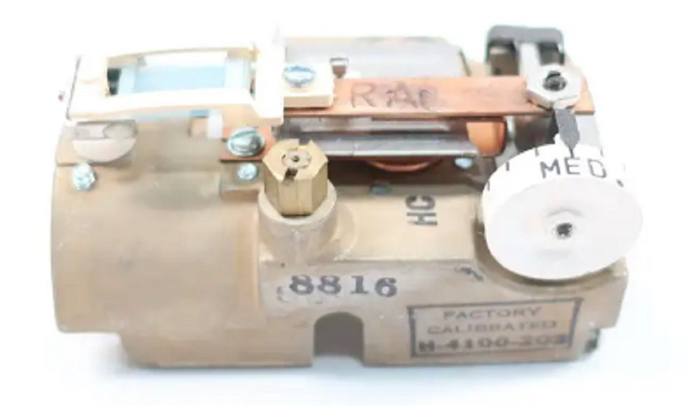 Johnson Controls H-4100-201 Direct Acting Pneumatic Room Thermostat, NEW