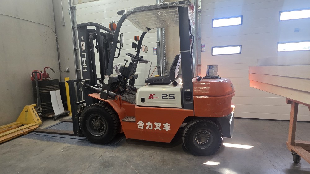 2016 HELI CPCD25 5,500-Lb. Diesel Pneumatic Tire Forklift