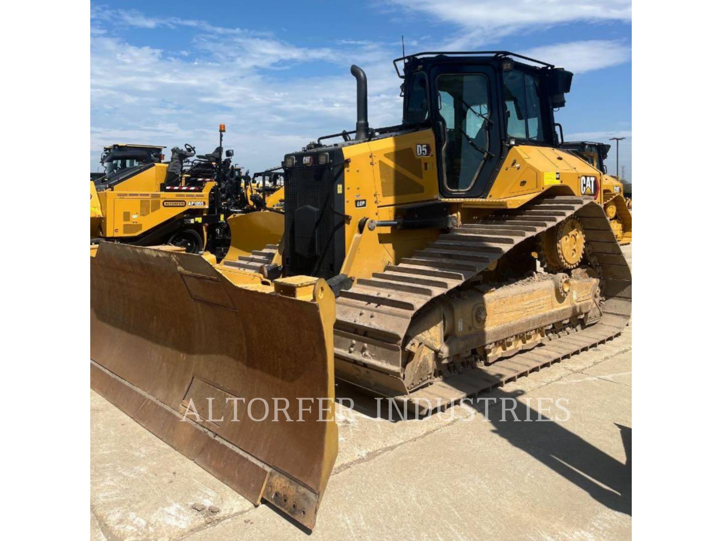 Caterpillar D5-17LGP3D, 2832 hours, S/N: RG901270, 2022