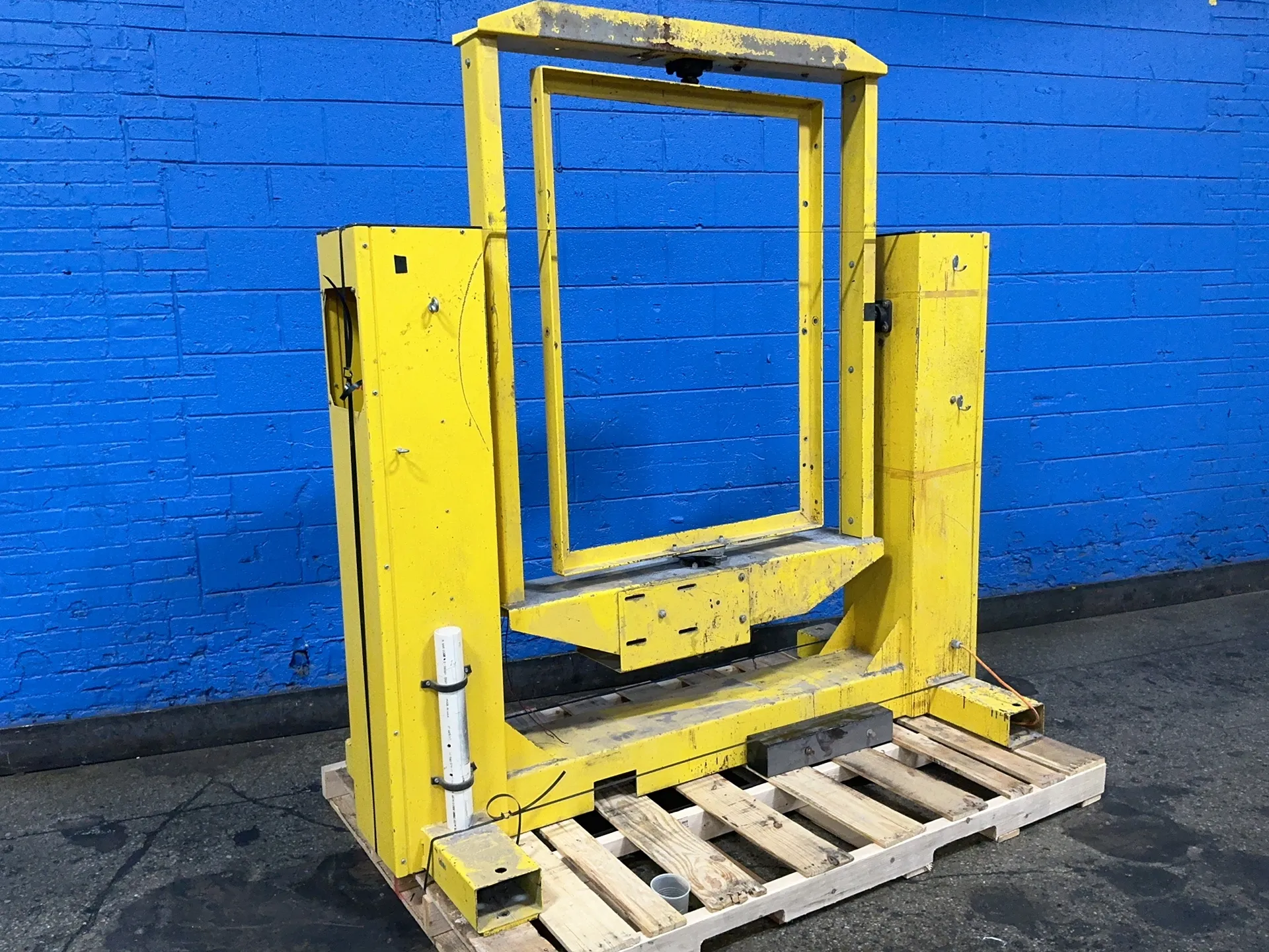 Mannetron, roto-cast machine
