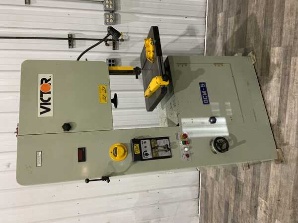 19-5/8" x 11" Victor #DCM-5T1S, vertical band saw, 153" x 1/8" -5/8" blade, 65-1640 FPM, 23-1/2" x 19-1/2"