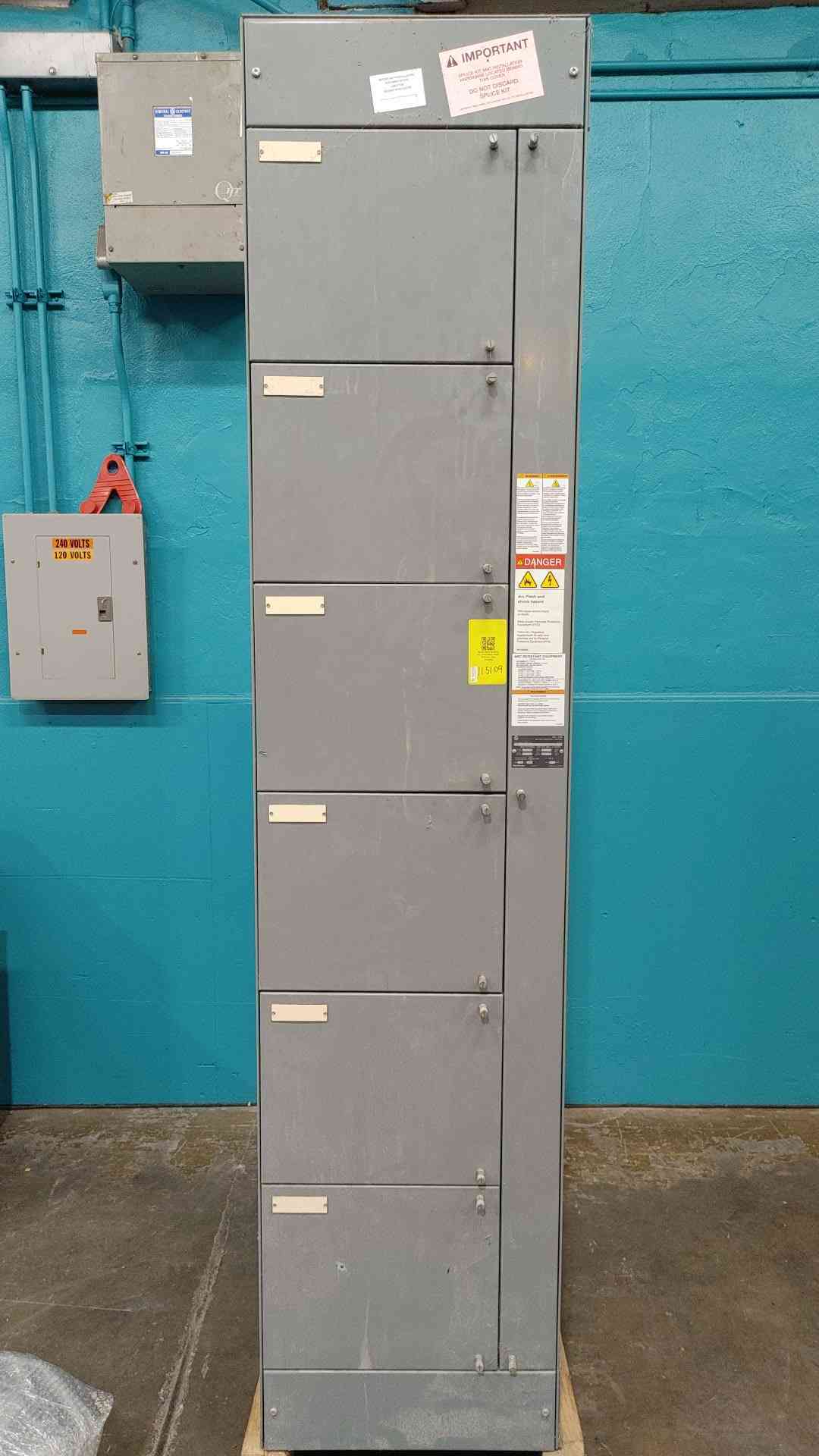 Allen-Bradley, Centerline 2100, motor control center section cabinet, 800A bus, 6-door, Bul 2100, 600 Volts