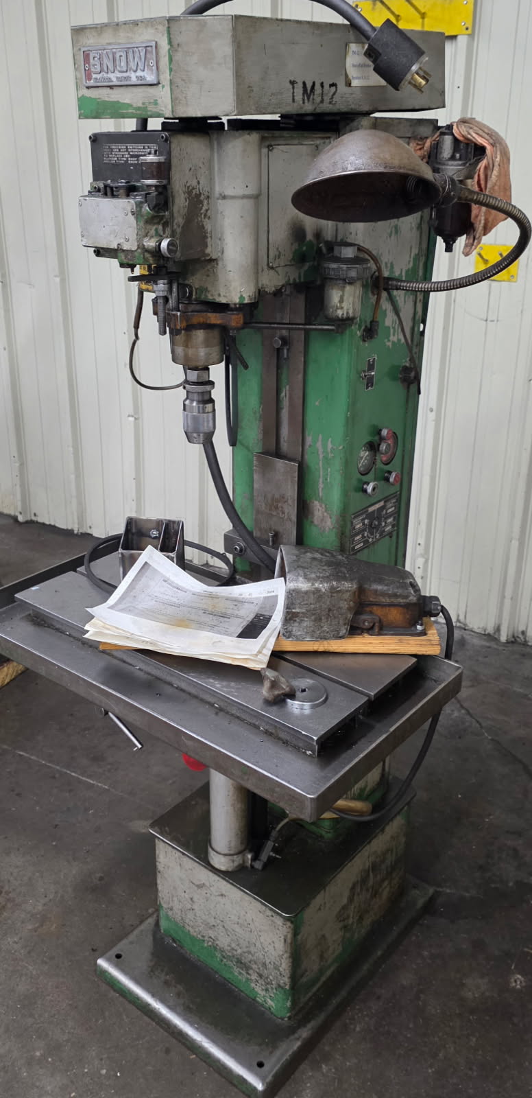 Snow #DR-1-S, vertical drilling & tapping machine, 1/4" capacity, 950-6750 RPM, 2 spindle stroke, 8" throat