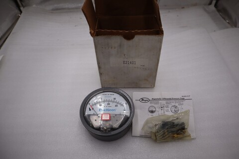 Dwyer #190943-00, Magnehelic Pressure Gauge, 0-15" H2O, NEW