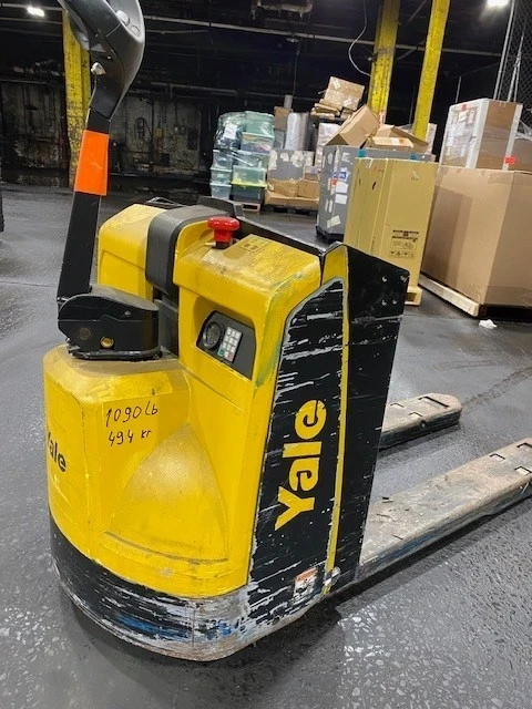 4500 lb. Yale #MPBO45VGN24T2546, Pallet Jack, 24 V. good batteries, 48" forks, 2003