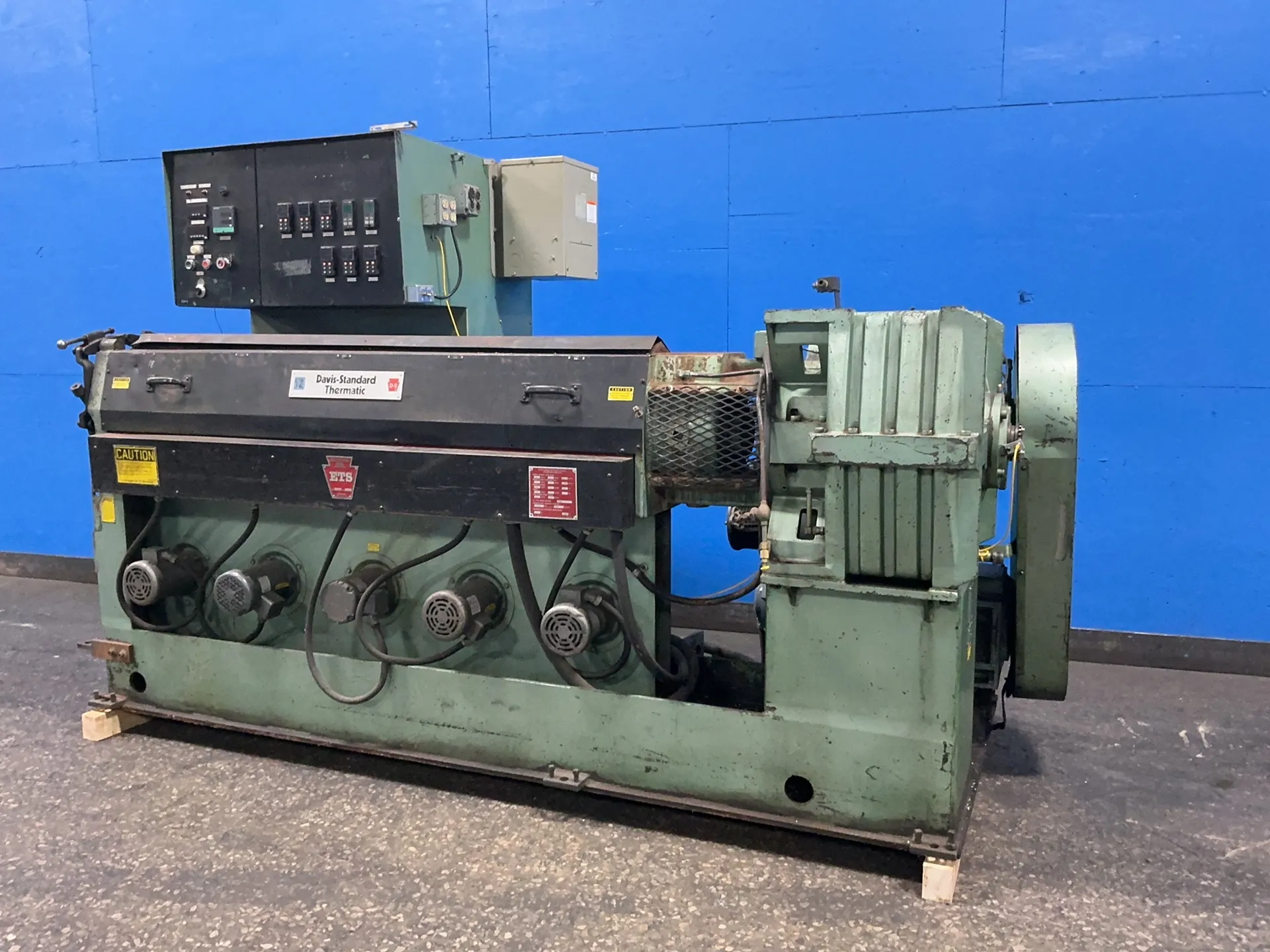 2" Davis Standard Thermatic #35IN35, extruder, 158 HP, 10,000 PSI, 600°, 3 Ph., 230/460 V., 1993