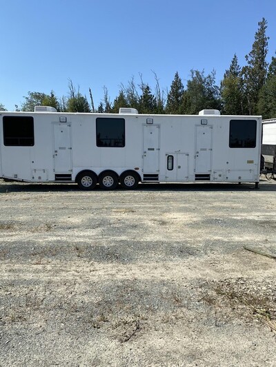 Office On The Go #40FT, 40' tri-axle site office trailer, kitchen, front and rear office sections, mounted