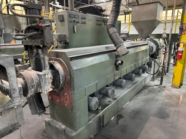 4.5" Sterling, Single Screw Extruder, 30:1 L/D, air cooled vented barrel, 6 zones, 200 HP DC motor, Control