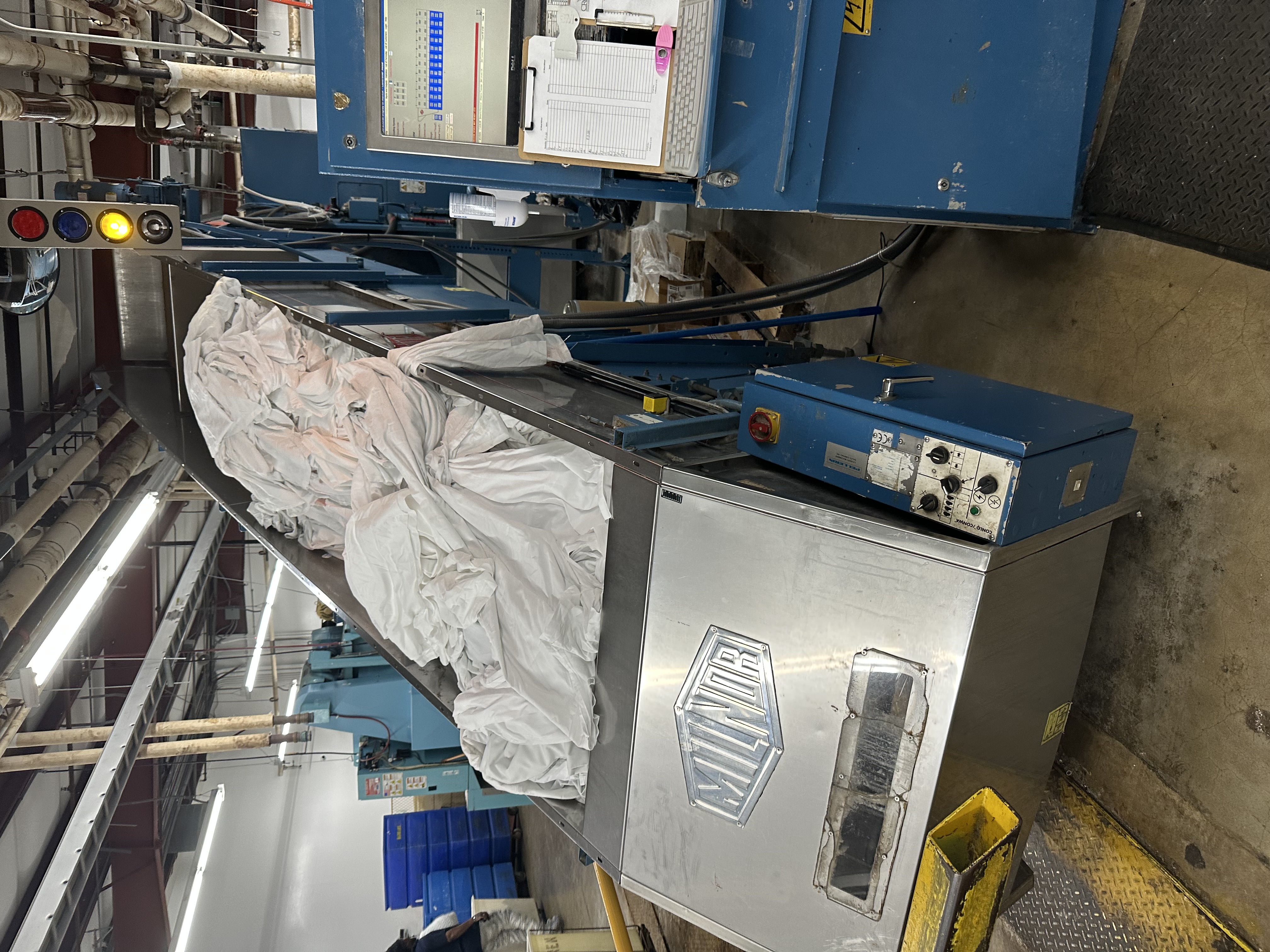 Milnor #CONW304H, Loading/Weighing Conveyor, 4-pocket, 480 Volt, 1998