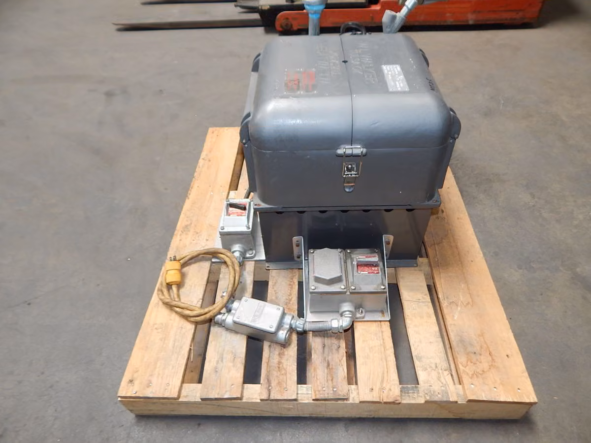 W.L. Walker #18028CSU, Explosion Proof Heated Lab Centrifuge, (8) 100 mL, 2200 RPM, 93° C