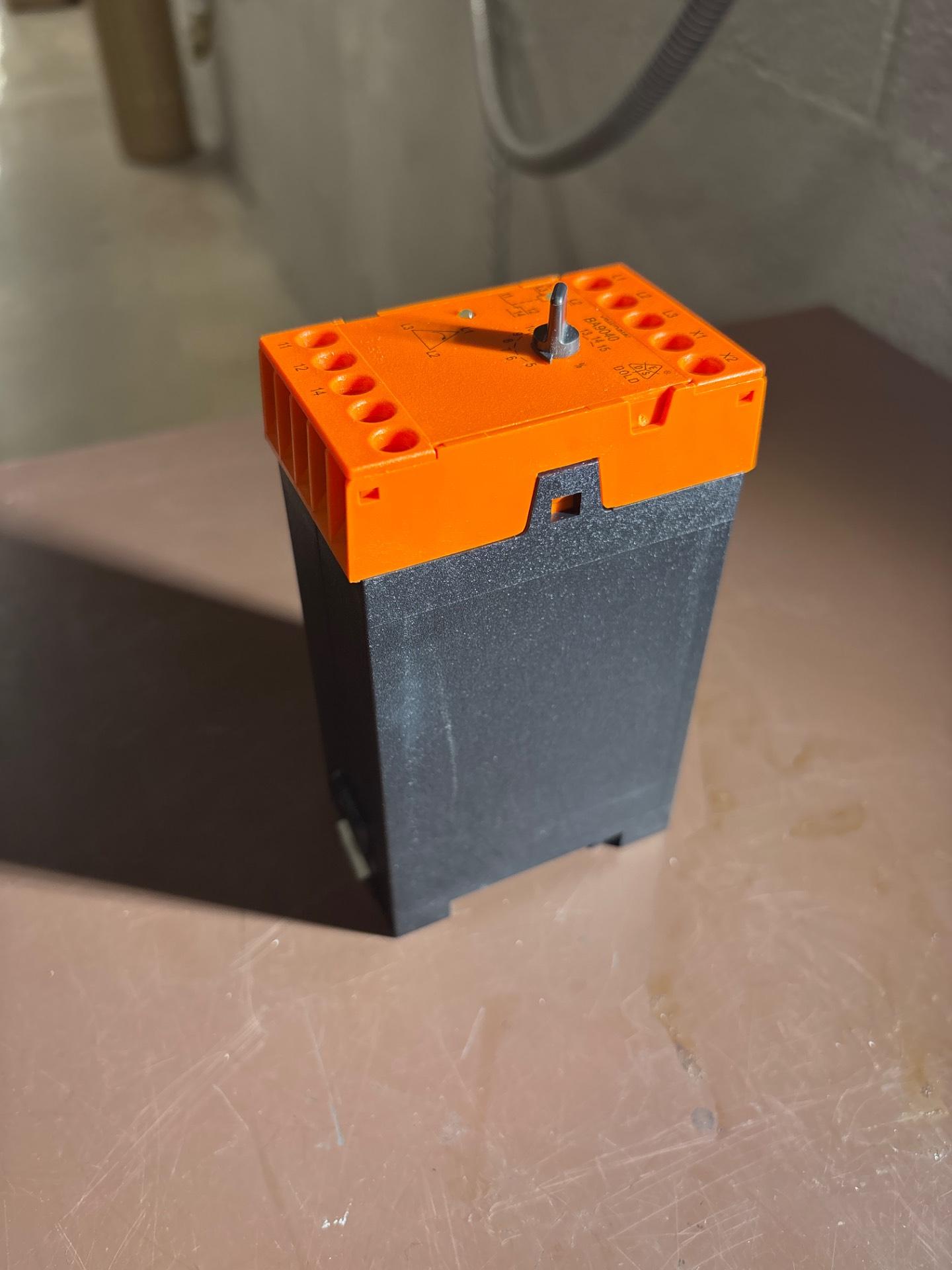 Dold & Sohne #BA9040.11/301/60, Varimeter Asymmetry Monitoring Relay, 400/460 Volts, 3 phase, 50/60 Hz.