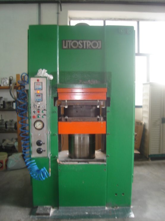 400 Ton, Litostroj, hydraulic press, 23-5/8" daylight, 24-13/16" x 24-13/16" table, 5.5 KW motor