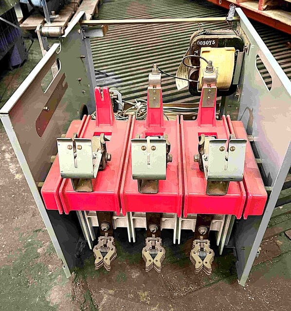 400 Amp. Cutler-Hammer, ZNINOAE, AC Vacuum Contactor, 4160 Volts, 3PH