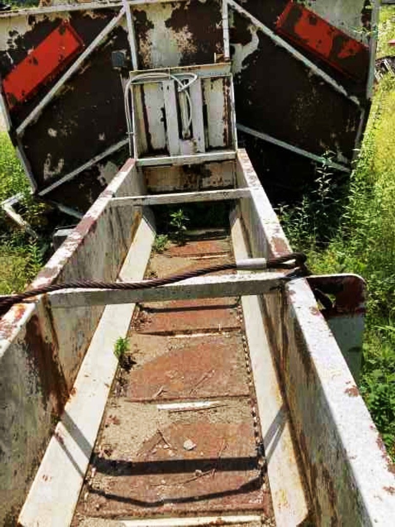 25' long, Stamler #25, conveyor with steel flights including hydraulic pump, tank and drive.- Used one day