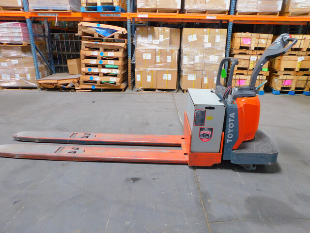 6000 lb. Toyota #8HBE30, Electric Rider Pallet Jack, 24 V., 96" Forks