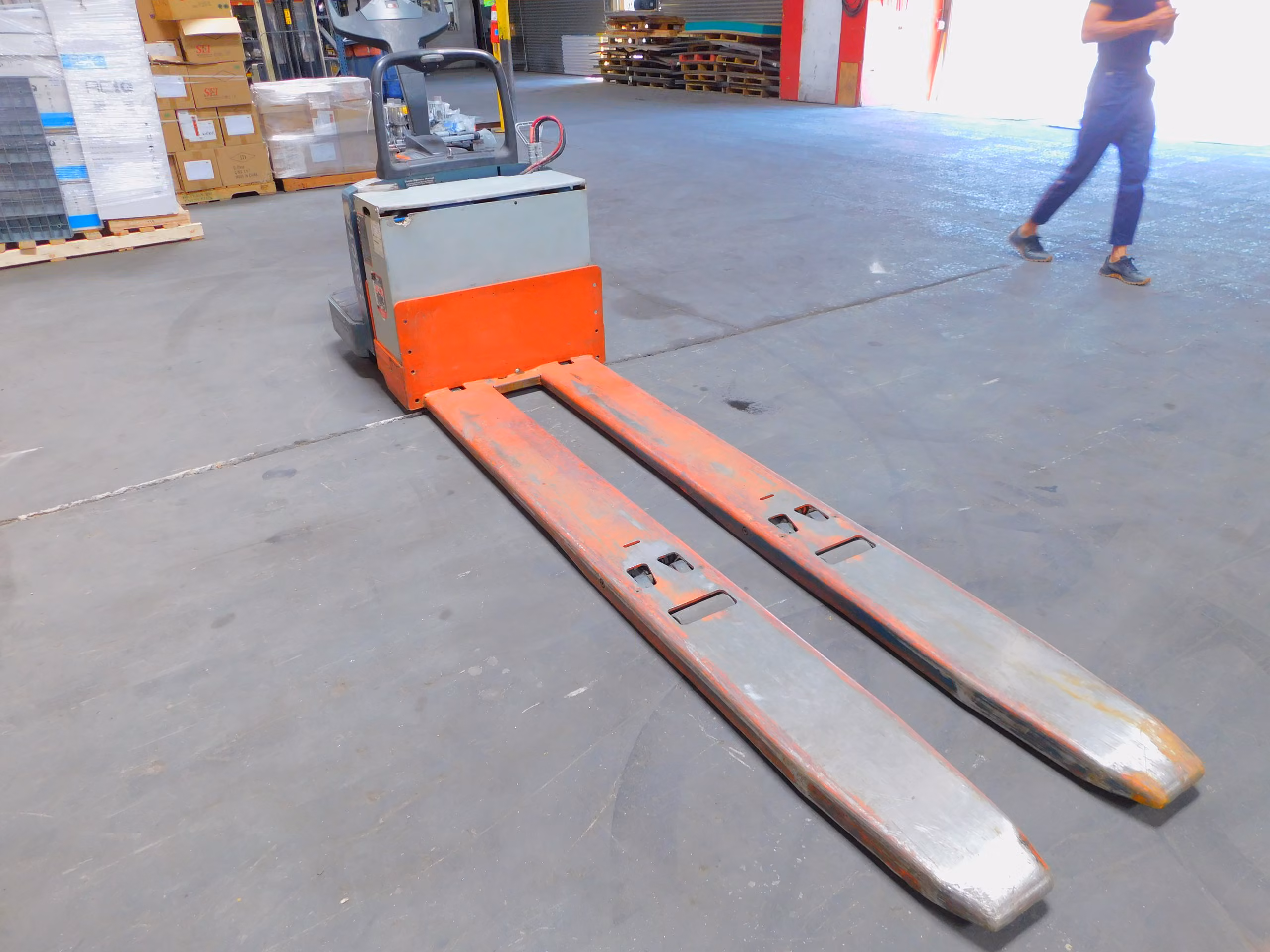 6000 lb. Toyota #8HBE30, Electric Rider Pallet Jack, 24 V., 96" Forks