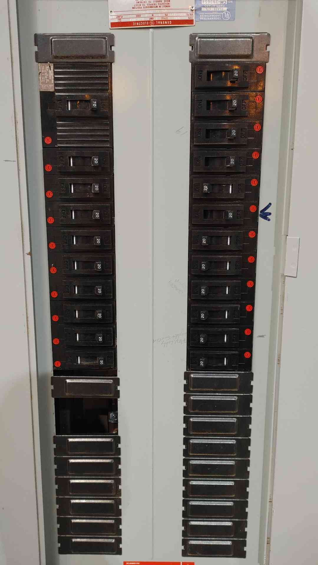225 Amp. General Electric NHB, panelboard, 480Y/277 Volts, 3 phase, w/ 21 20A 1-pole & 1 70A 3-pole breakers