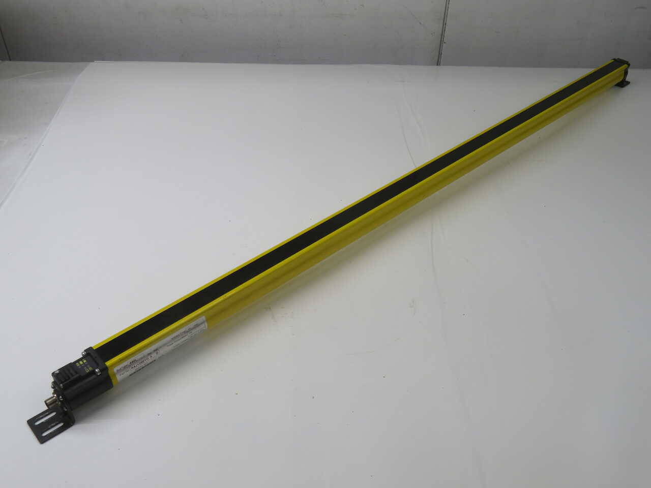 Allen-Bradley #R4J1280YD, Curtain Sensors, 14 mm Res, 1280 mm H, 24 VDC Power, Ple, Sil 3