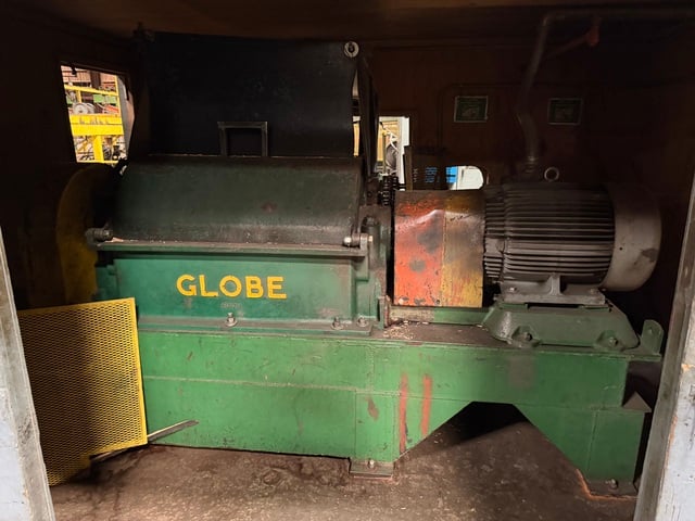 Globe, Horizontal Re-Chip Hog, 75 HP, infeed conveyor