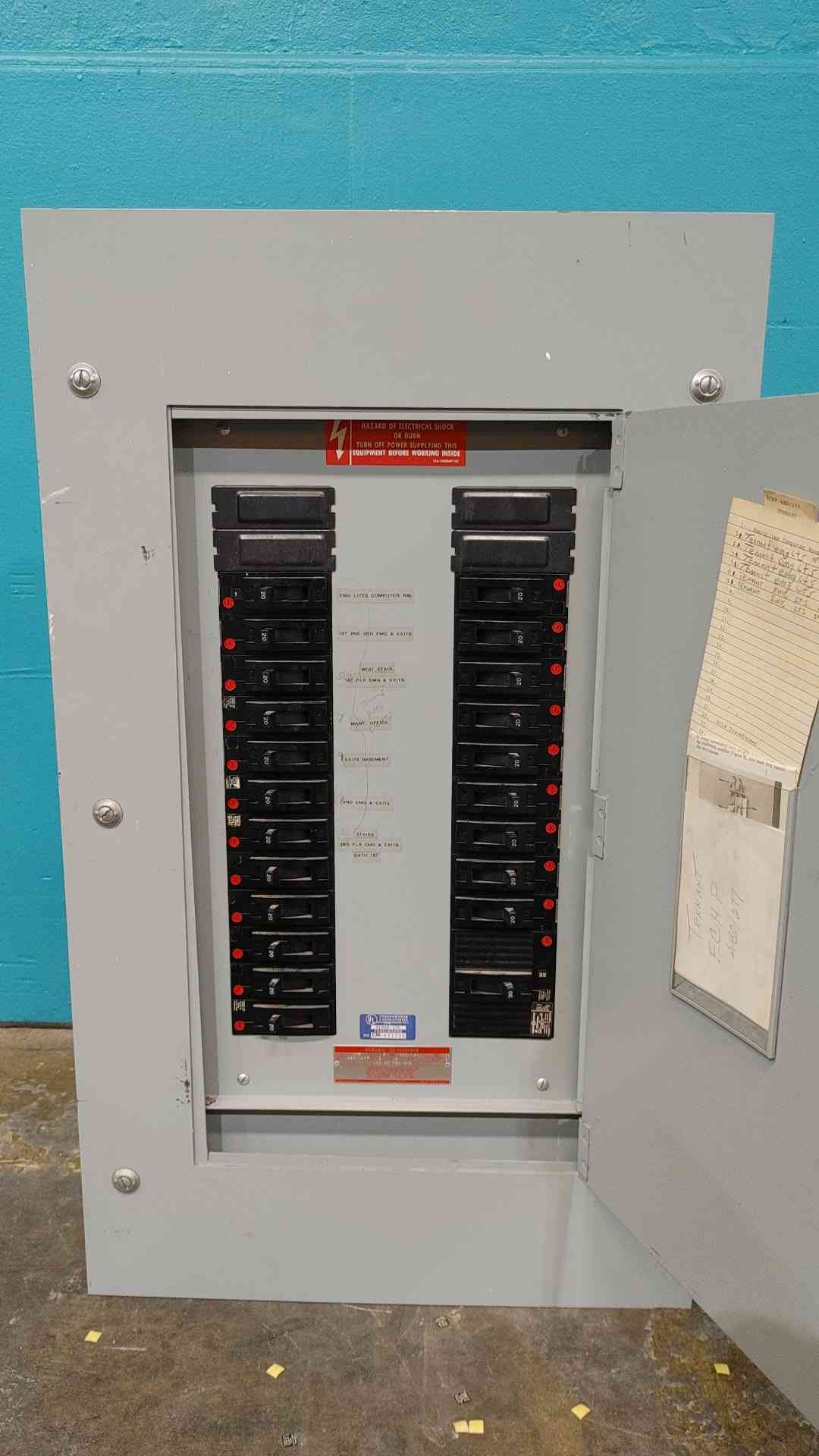100 Amp. General Electric, Panelboard, 480Y/277 Volts, 3 phase, 4 wire, w/ (21) 20A 1-pole & (1) 30A 3-pole