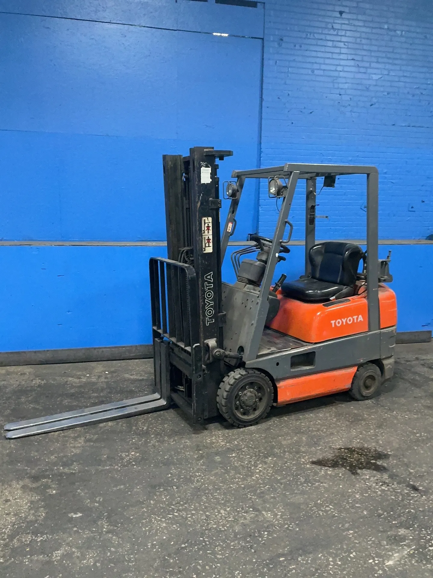 3,550 LB Toyota #42-6FGCU18, Propane Forklift, 131" lift height, 82" mast, 4" x 48" forks, side shift, solid