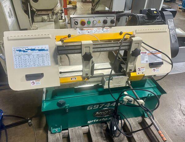 10" x 18" Grizzly #G9744Z2, horizontal band saw, 10" round, 1" x 121.5" blade, 114-377 FPM, 1.5 HP, 220 V., 1