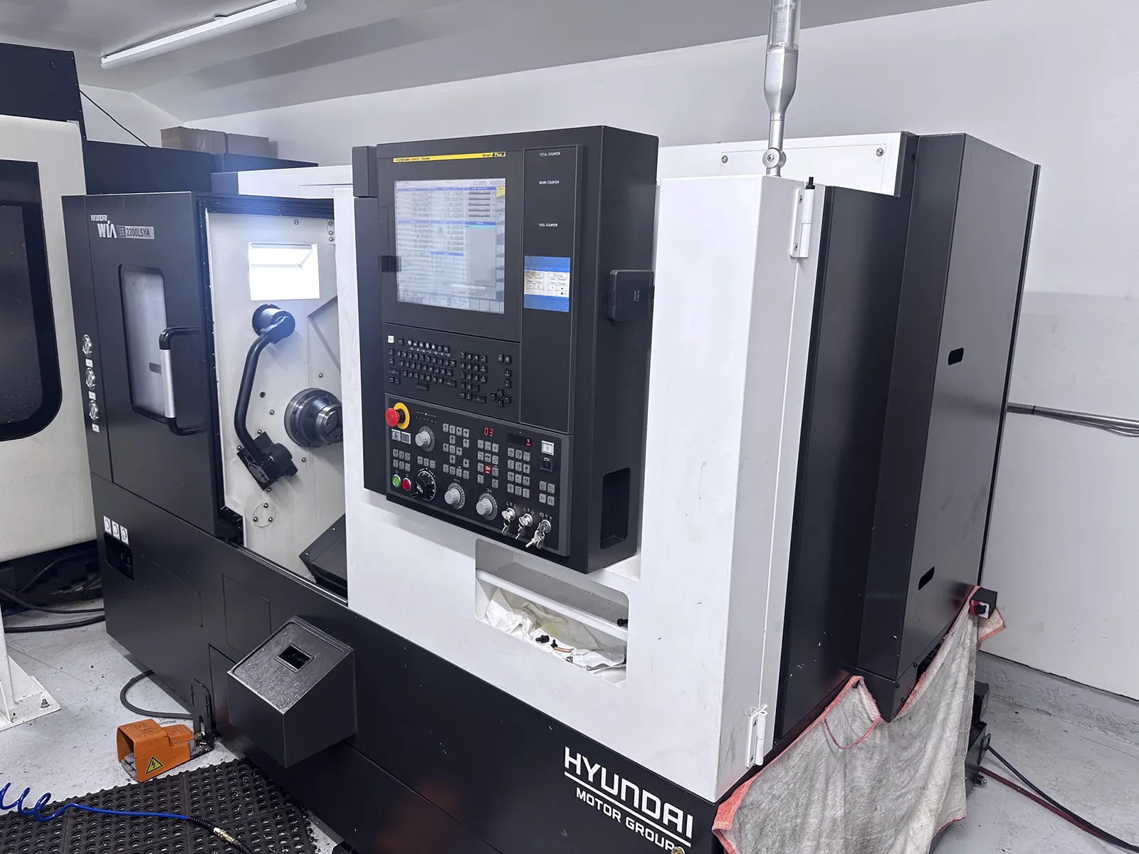 Hyundai WIA #SE2200LSYA, CNC lathe, 23.6" swing, 11.8" turning diameter, 20.8" length, 6" chuck, 2" bar, sub