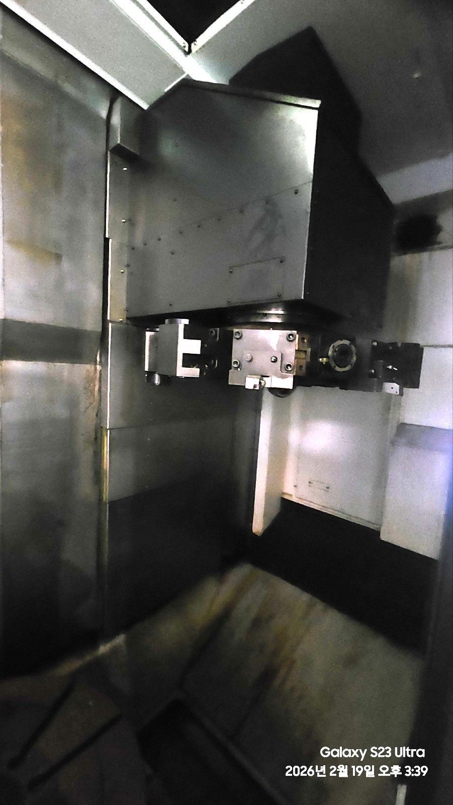 32" Hyundai Wia #LV-1100RM, CNC vertical turret lathe, 53.3" swing, 39.4" turning height, 630 RPM, 87 HP, 12