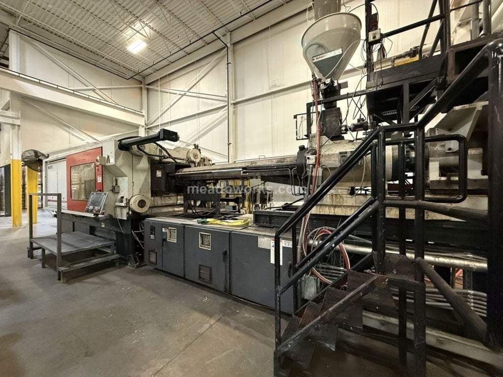 950 Ton, 288 oz., Milacron #MM950, Hydraulic Injection Molding Machine, 54.7" x 42.1" tie bar spacing, 70.87"