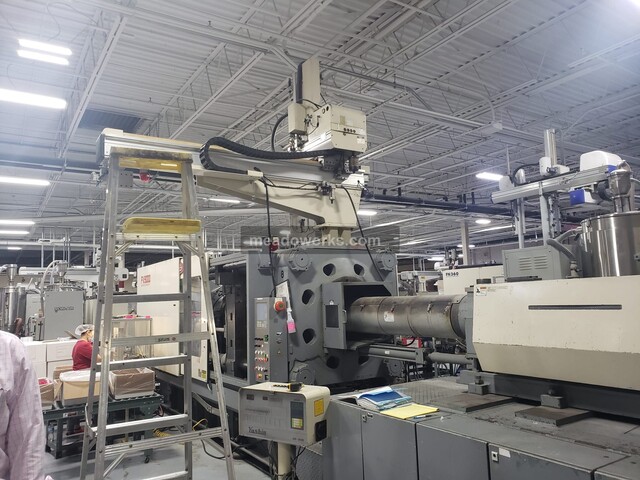 Nissei #FV9000, Horizontal Injection Molding Machine, Yushin take-out robot, 32,752 run hours, 1998