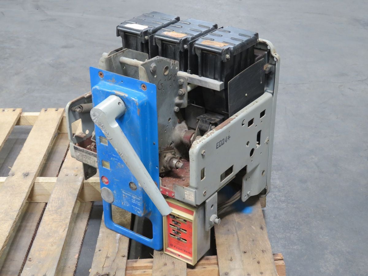 800 Amps, General Electric #AKR-4S-30-1, Drawout Air Circuit Breaker, 3 Pole, 635 VAC, 50/60 Hz, Solid-State
