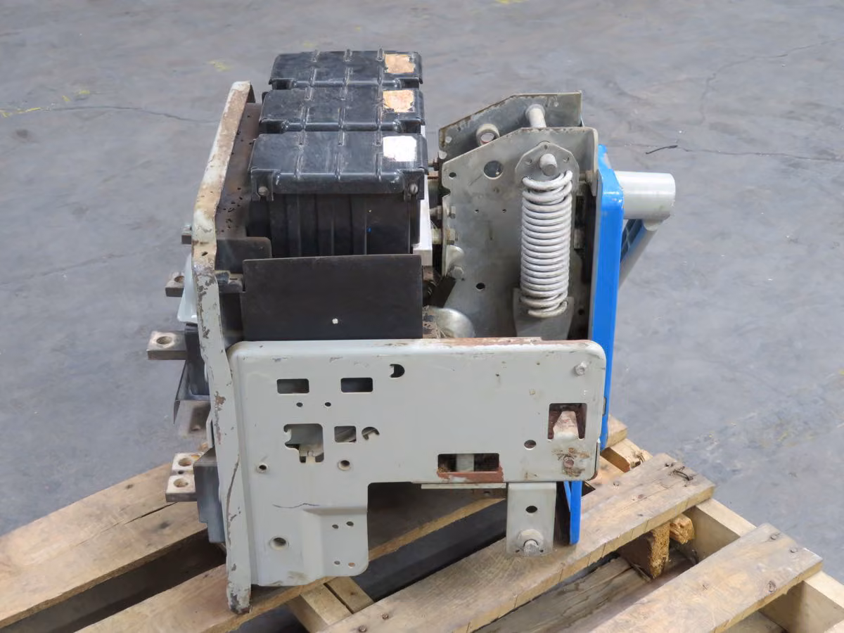 800 Amps, General Electric #AKR-4S-30-1, Drawout Air Circuit Breaker, 3 Pole, 635 VAC, 50/60 Hz, Solid-State