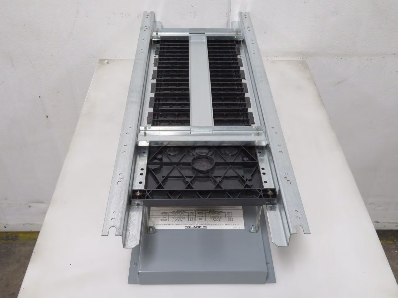 200 Amp, Square D 12199210030280001, Series E2 Panelboard, 240D/120 VAC, 3 phase, 4 Wire